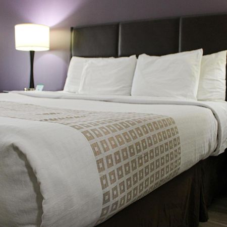 Parkwood Inn & Suites Манхатън Екстериор снимка