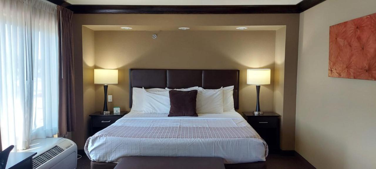 Parkwood Inn & Suites Манхатън Екстериор снимка