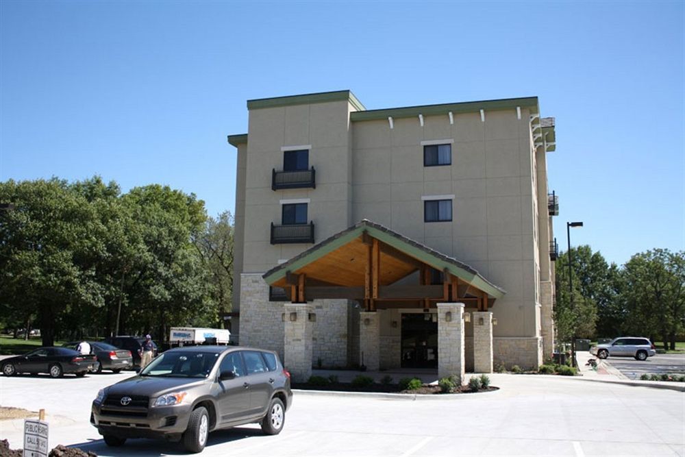 Parkwood Inn & Suites Манхатън Екстериор снимка