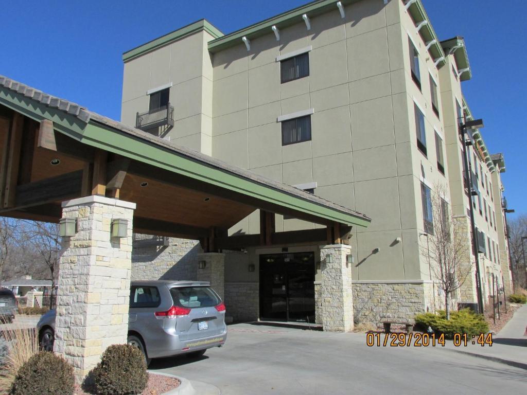 Parkwood Inn & Suites Манхатън Екстериор снимка